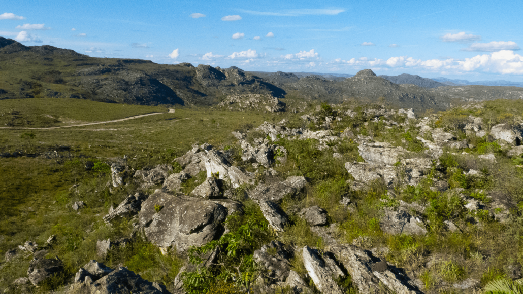 Serra do Espinhaço, com formações rochosas e vegetação de cerrado sob céu azul, região de Diamantina MG