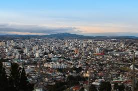 Vista aérea de Lages, na Serra Catarinense, com o centro urbano e colinas ao redor, em dia claro