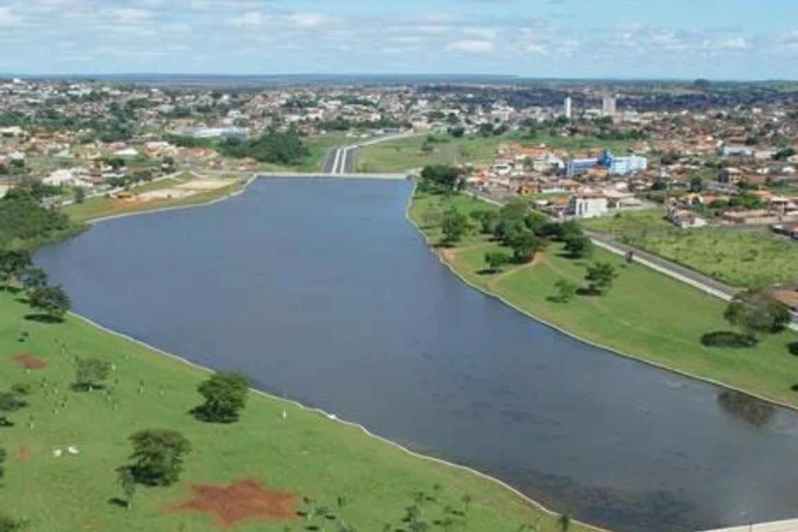 Panorâmica de Catalão GO ao entardecer, com áreas verdes e lago urbano