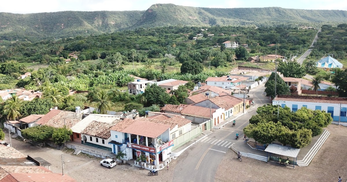Vista aérea de Barbalha com a Chapada do Araripe ao fundo