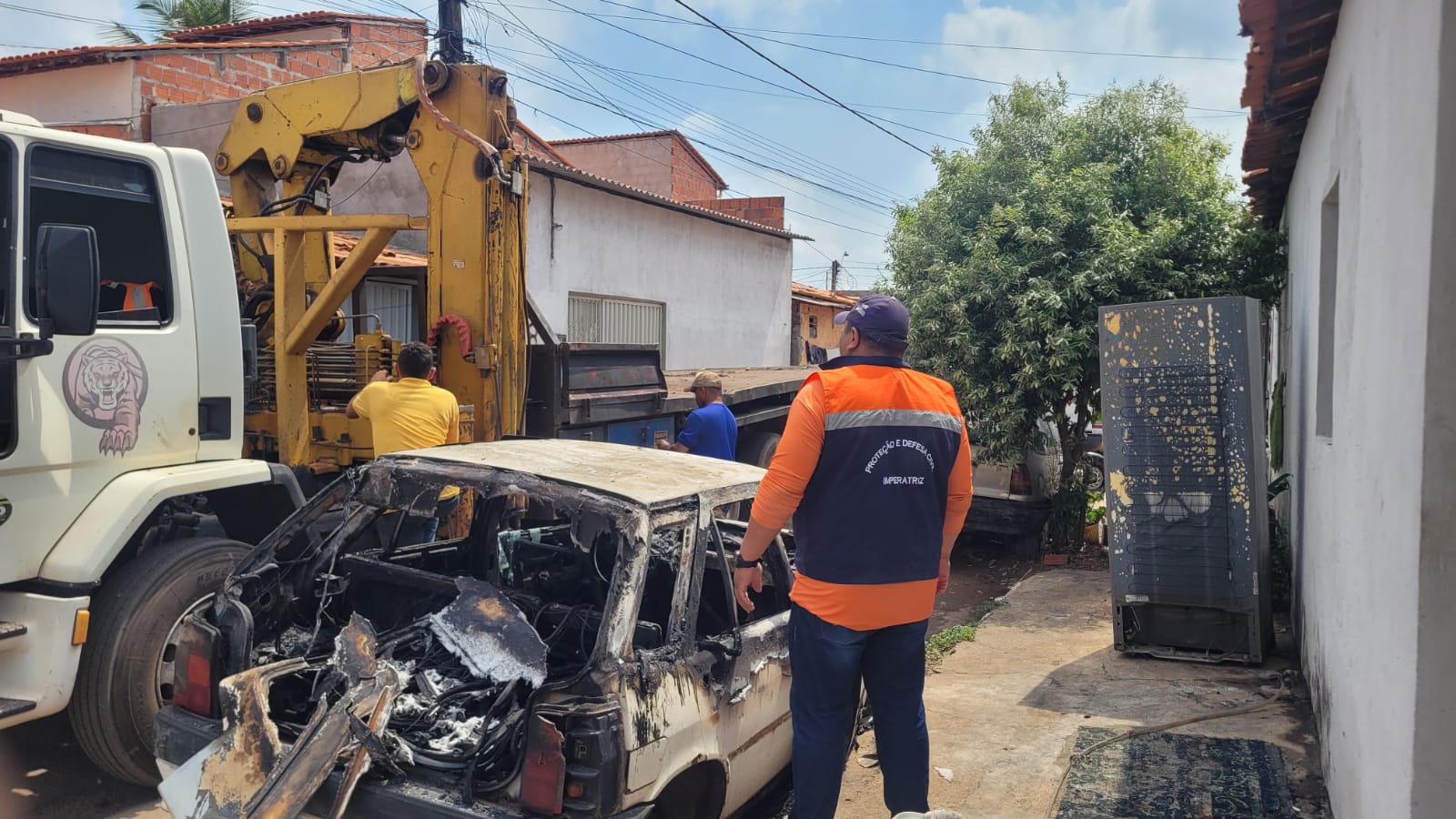 Operação urbana em cidade maranhense, com equipe em atividade de ordenamento e limpeza pública