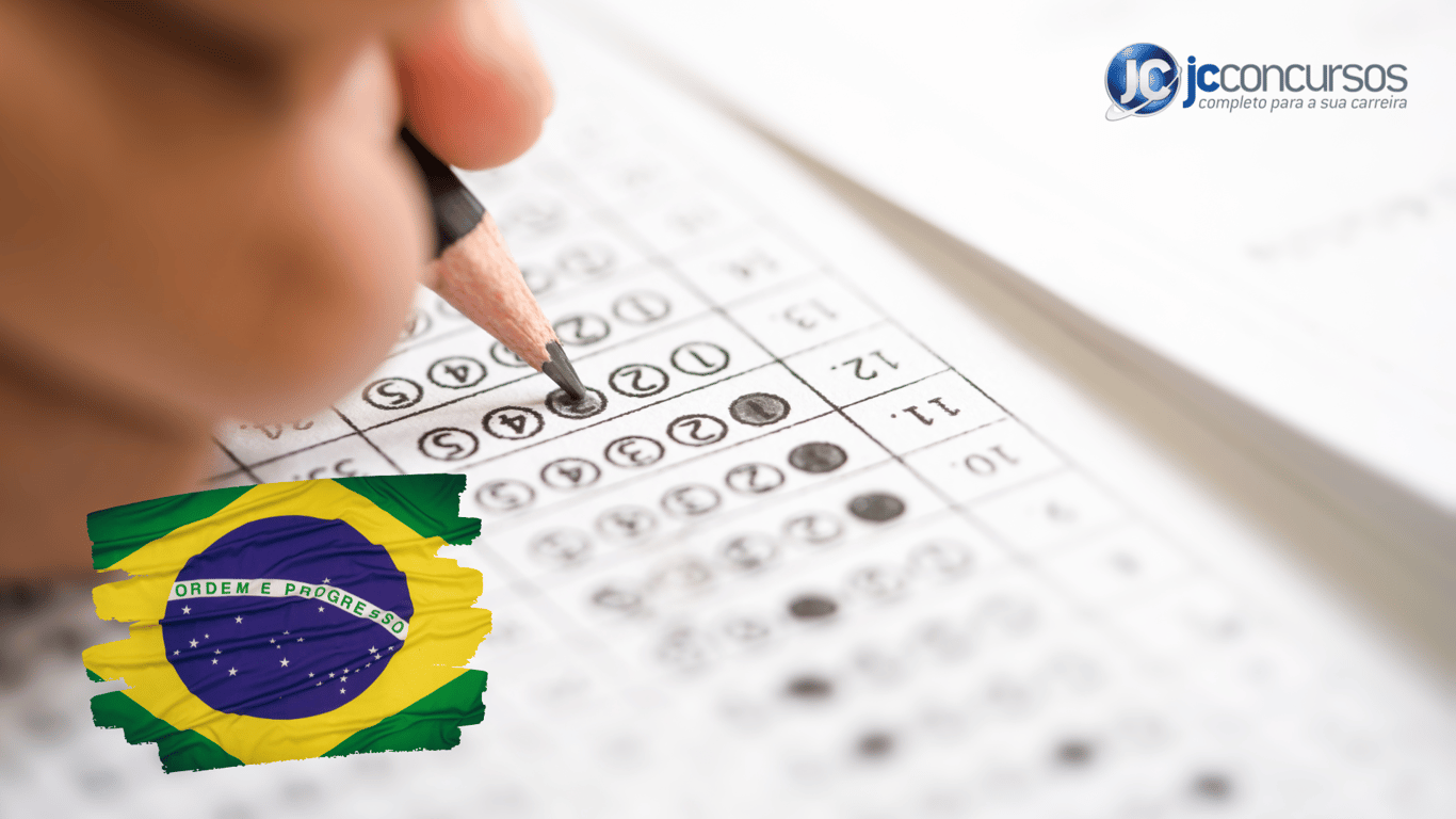 Candidato preenchendo cartão-resposta de prova objetiva