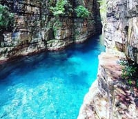 Paisagem natural de Vila Bela da Santíssima Trindade MT, com cânion e águas cristalinas.