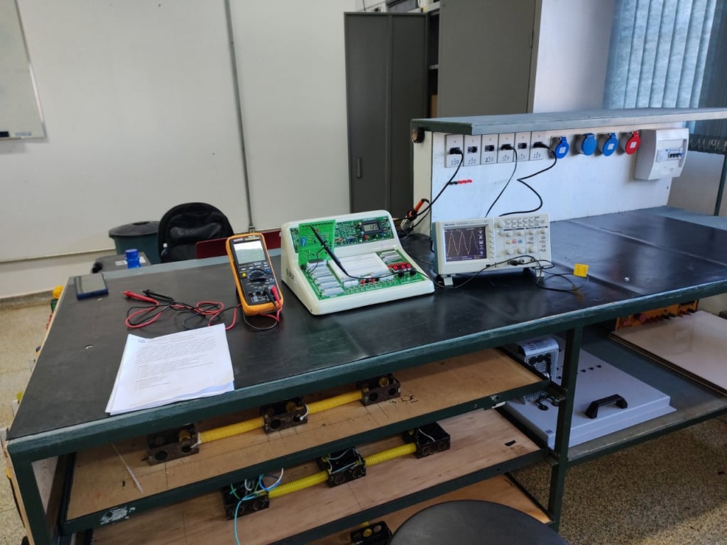 Ambiente acadêmico em laboratório de engenharia elétrica
