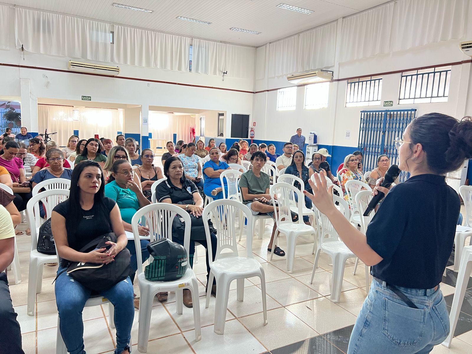Profissionais em ambiente escolar, em reunião com materiais pedagógicos