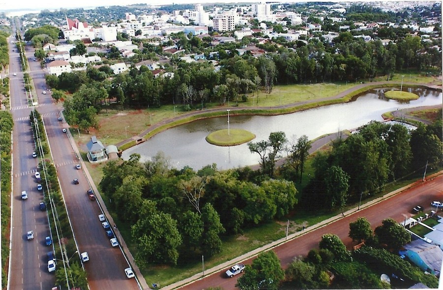 Vista urbana de Realeza, PR, com lagoa, áreas verdes e parte da malha urbana