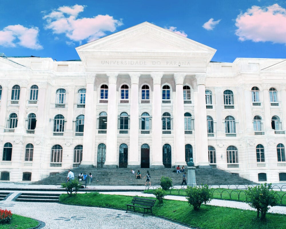 Prédio histórico da UFPR na Praça Santos Andrade, em Curitiba