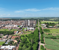 Vista aérea de Lençóis Paulista, mostrando áreas urbanas e vegetação.