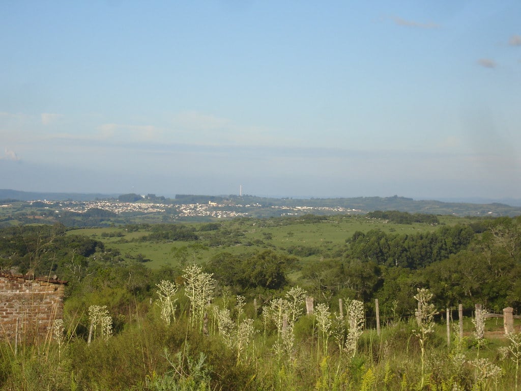 Vista de Canguçu RS, com área urbana entre morros da Serra do Sudeste, em dia claro