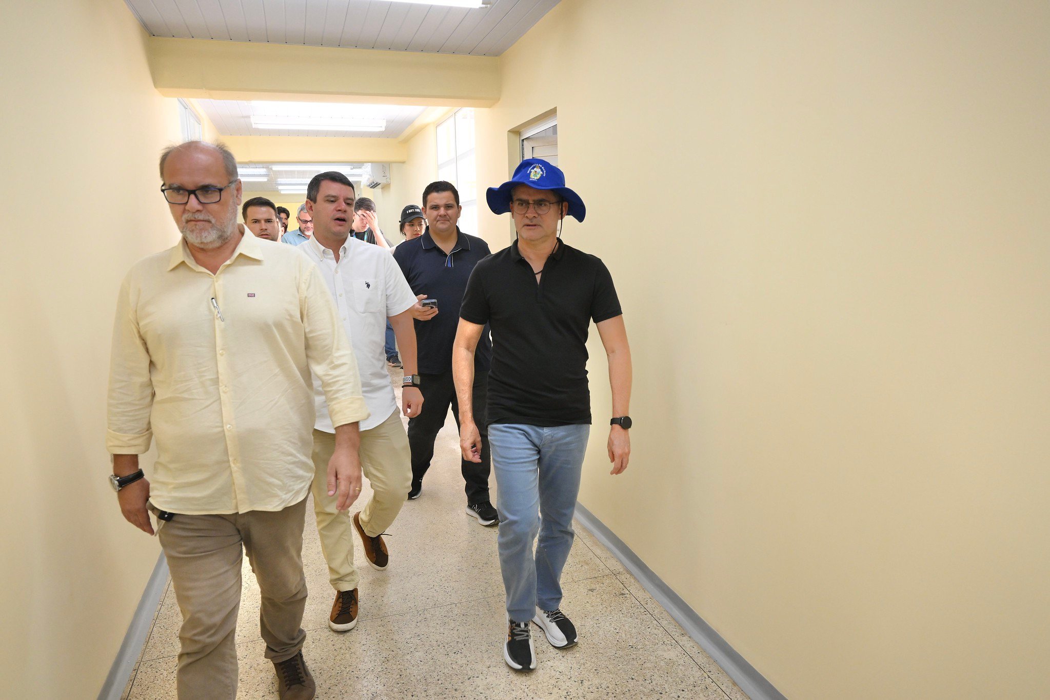 Profissionais de saúde em ambiente institucional