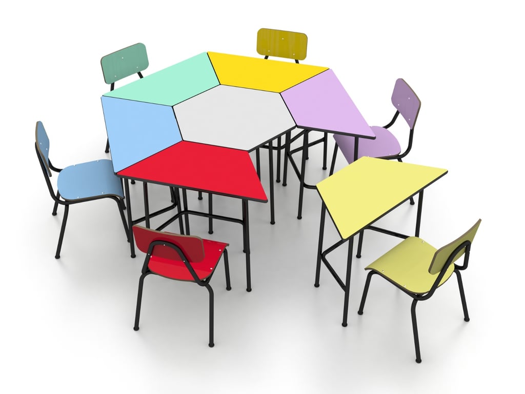 Ambiente de sala de aula com mesas e cadeiras coloridas, típico da educação infantil na rede pública.
