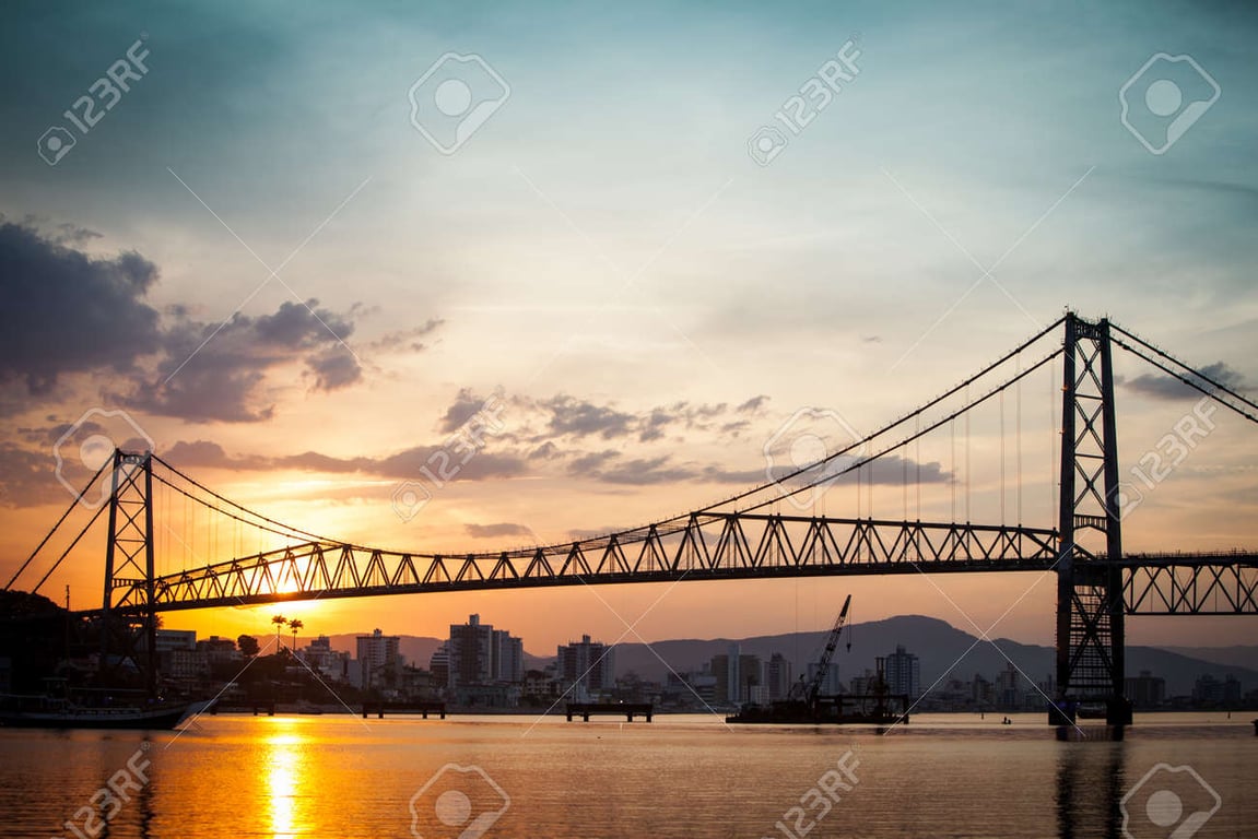 Vista aérea de Florianópolis com a Ponte Hercílio Luz ao entardecer