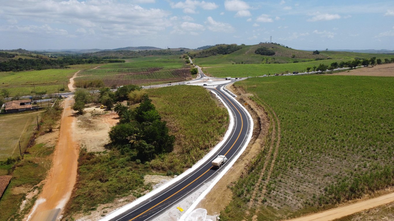 Rodovia e paisagem rural no agreste sergipano
