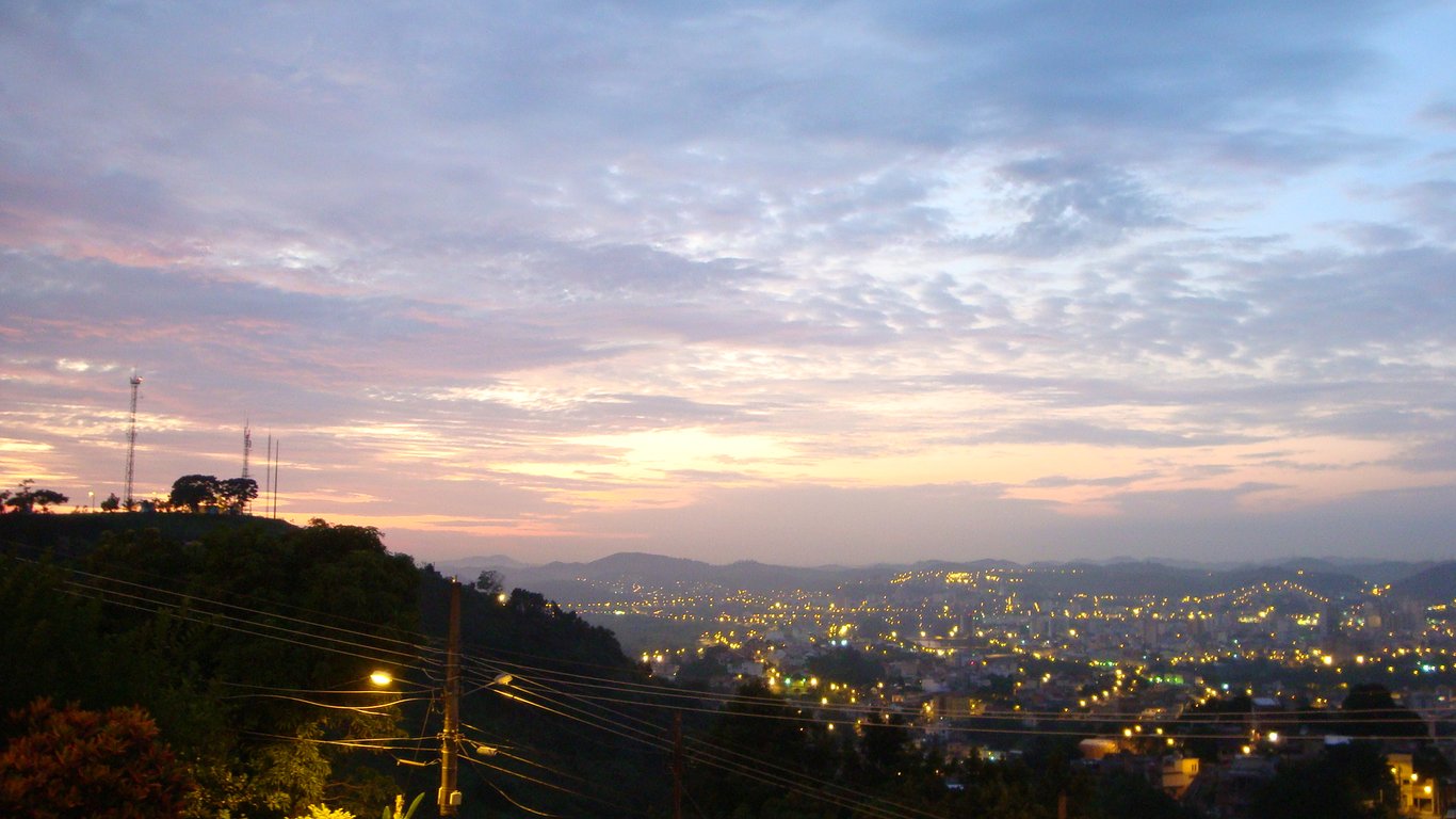 Vista de Volta Redonda RJ ao entardecer, com paisagem urbana
