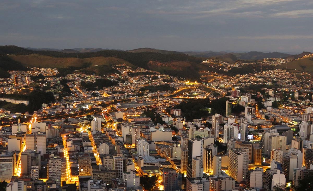 Vista aérea de Juiz de Fora ao pôr do sol