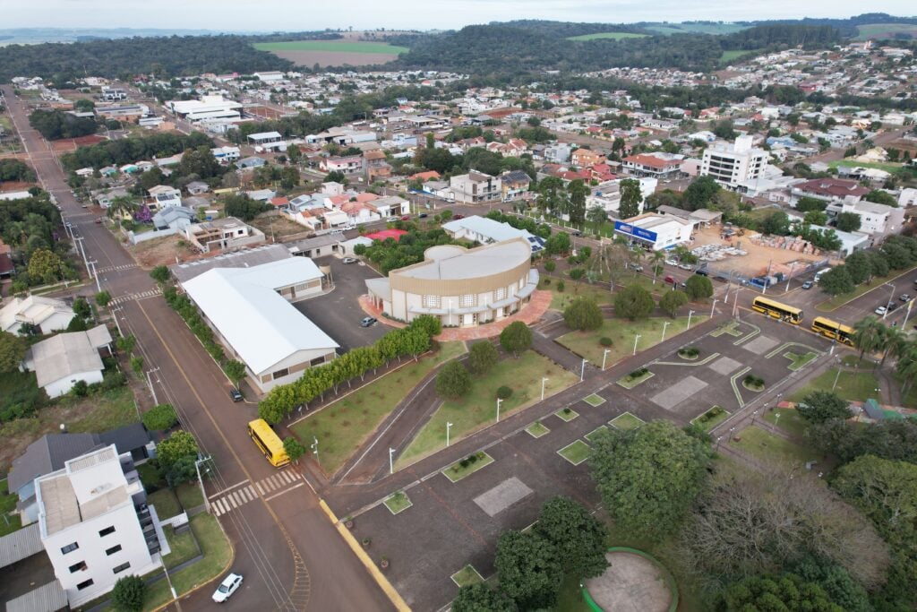 Vista aérea de São Domingos SC, com área urbana e vegetação característica do Oeste catarinense