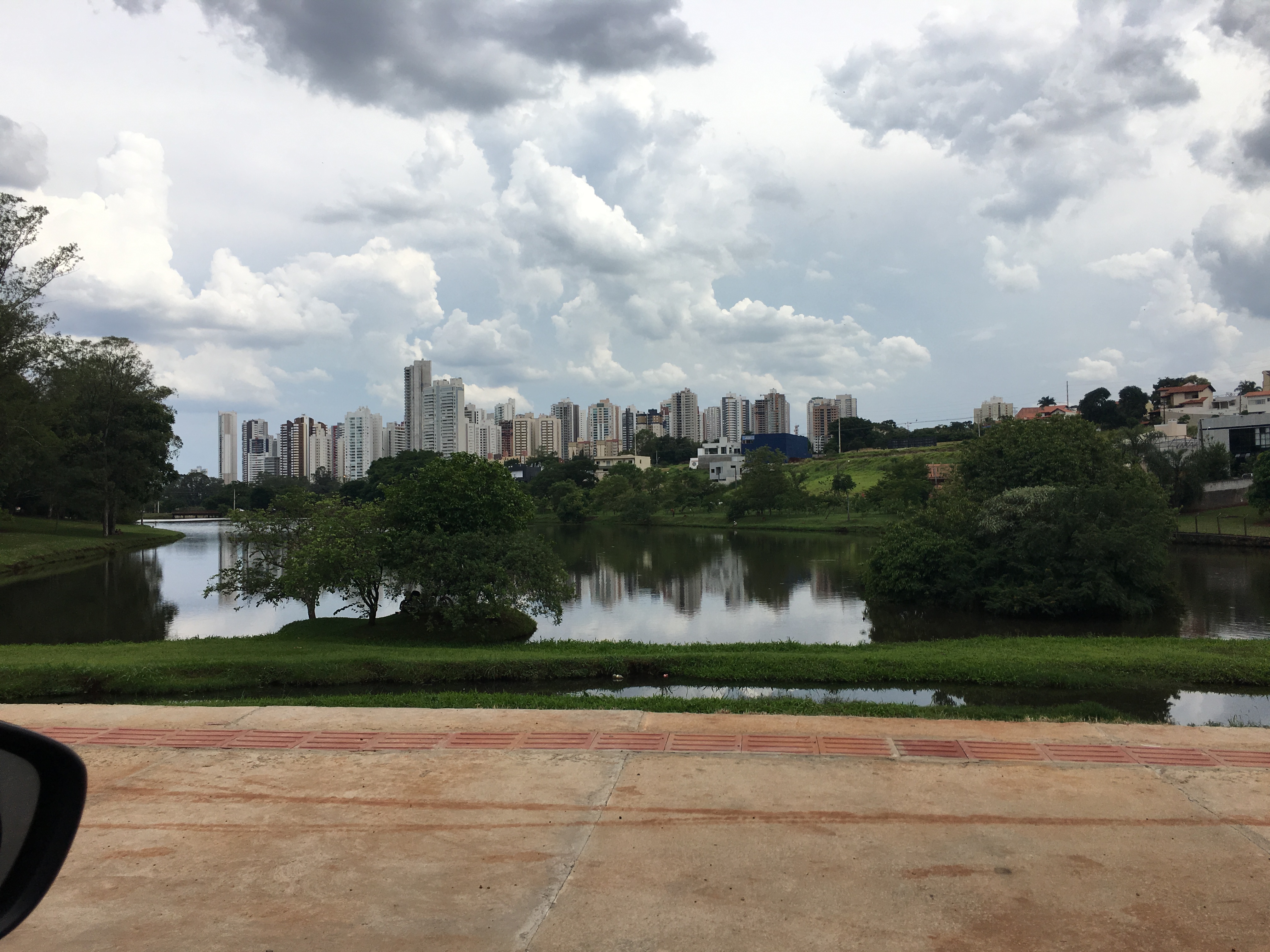 Campus da UEL visto de cima, com prédios acadêmicos entre áreas verdes, em dia claro.