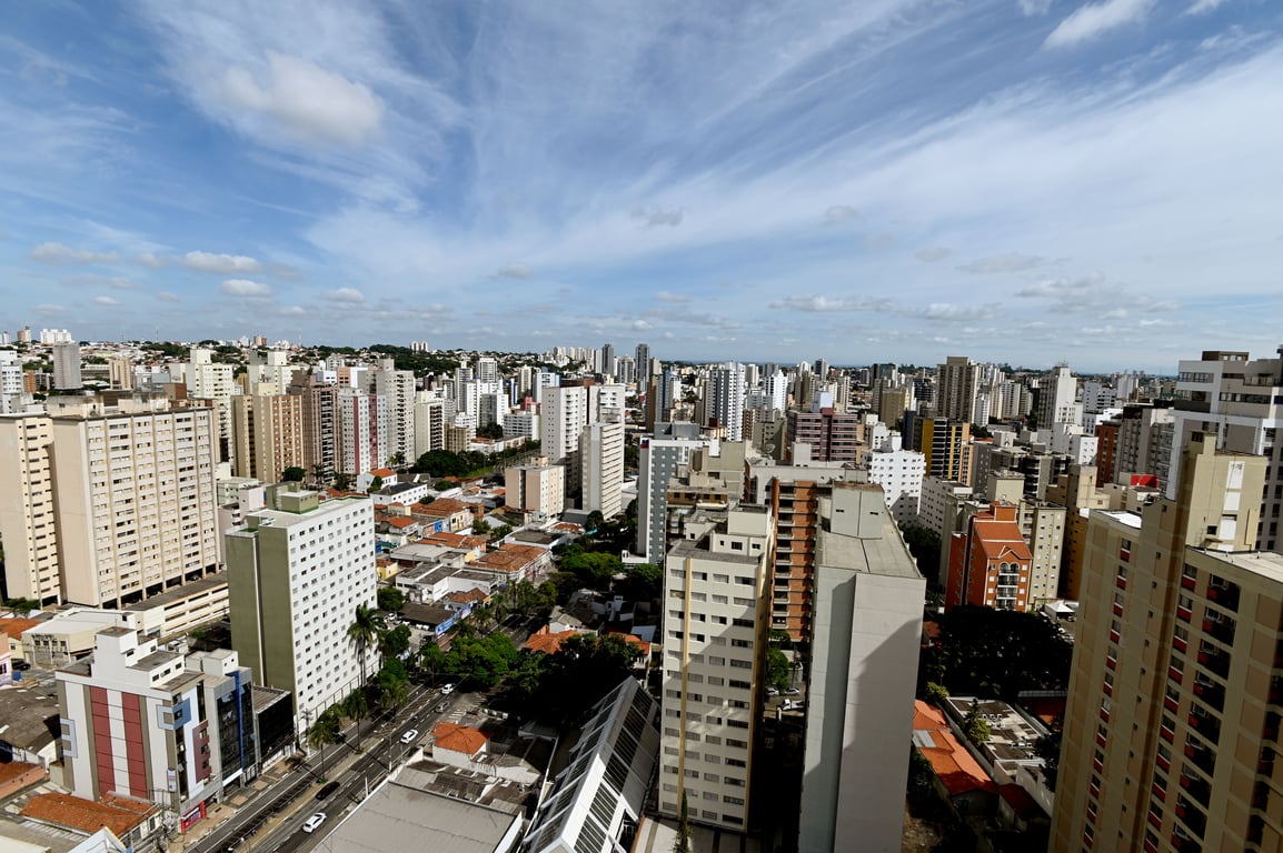 Vista aérea de Campinas SP, com prédios e áreas verdes em destaque durante o dia