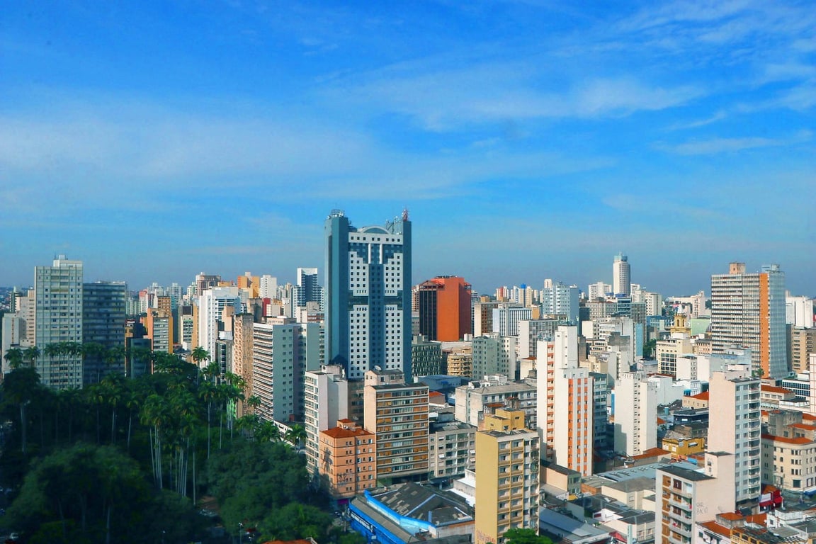 Vista urbana de Campinas com skyline e marcos da cidade sob céu azul