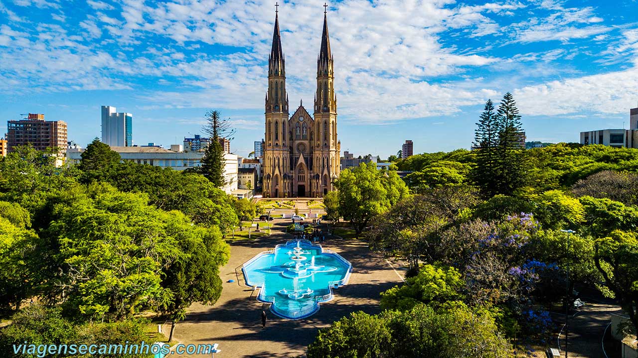 Vista aérea da Catedral São João Batista e da praça central de Santa Cruz do Sul
