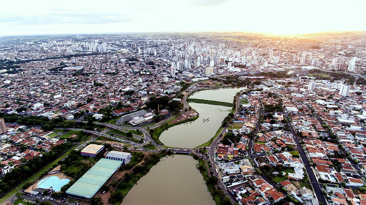 Vista aérea de cidade do interior paulista, com praça central e igreja