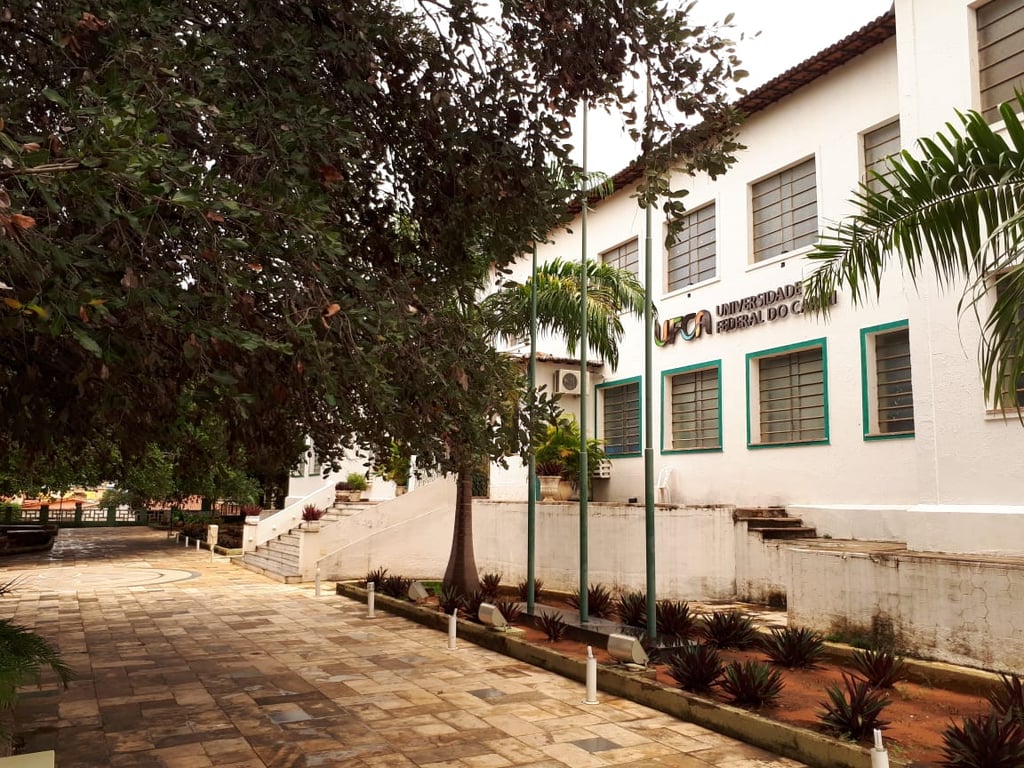 Campus da UFCA em área externa, com vegetação e prédios vistos durante o dia