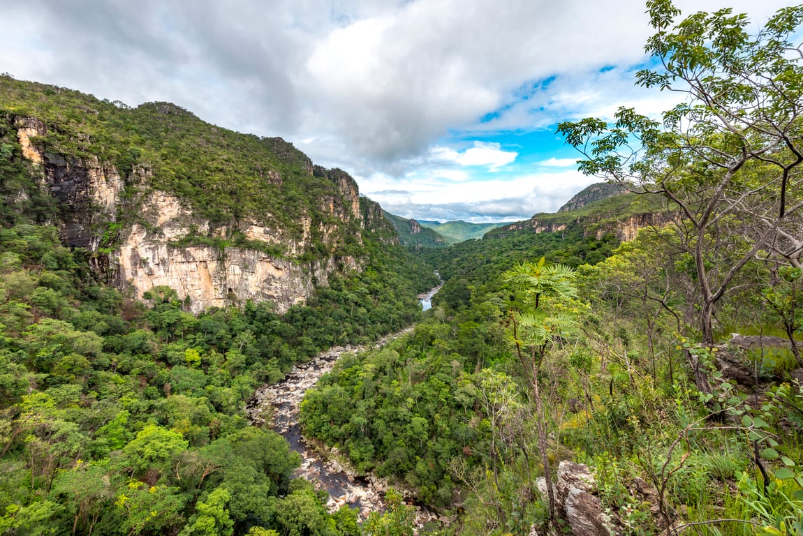Vista ampla do Parque Nacional da Chapada dos Veadeiros, com cânions, rio e vegetação típica do Cerrado