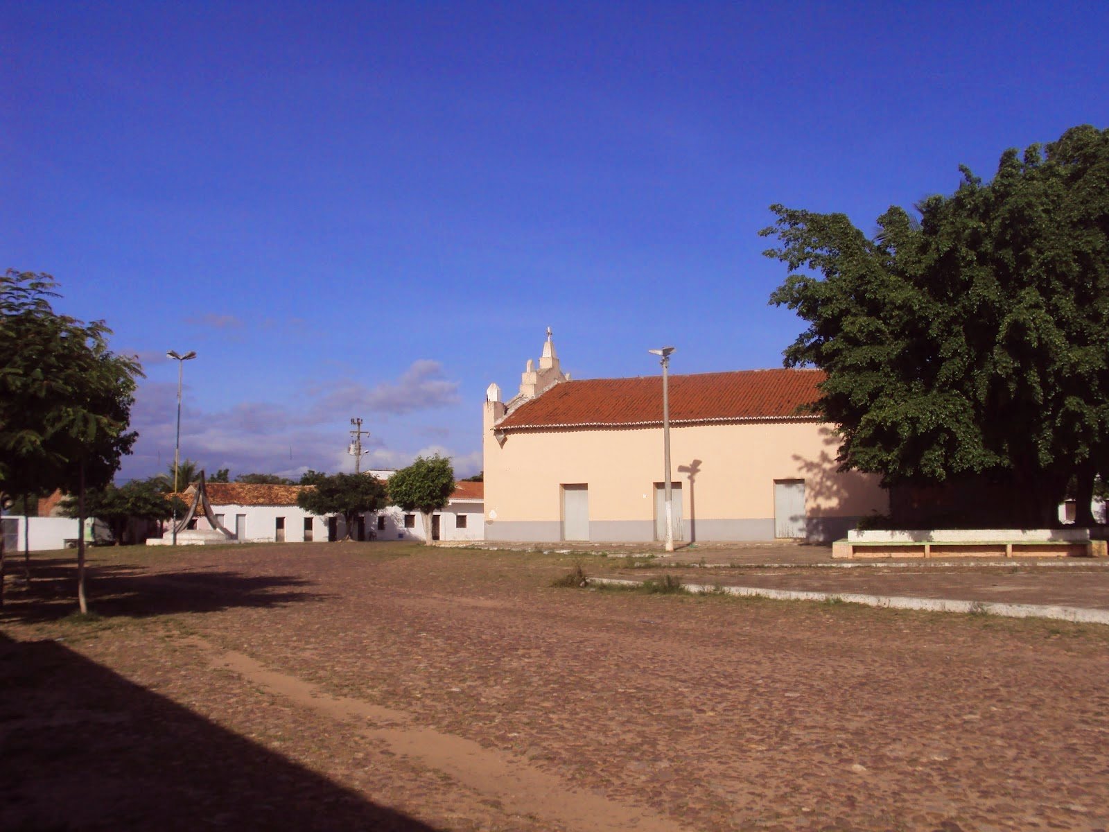 Praça central de Coreaú CE, com arquitetura típica do interior cearense sob céu ensolarado