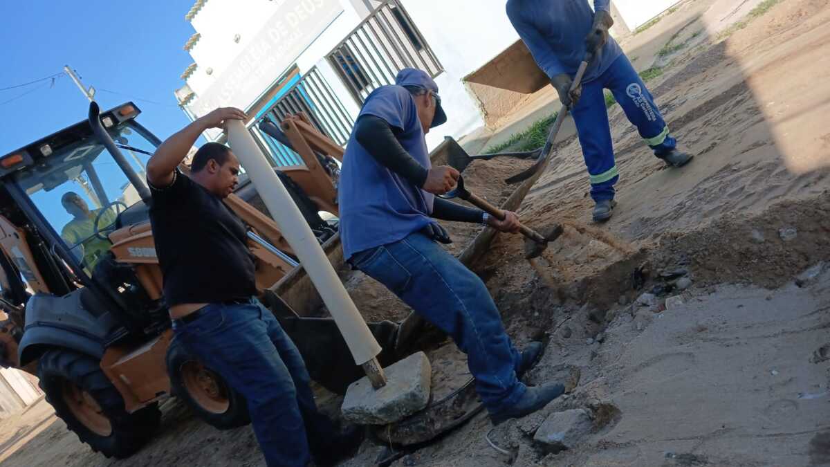 Equipes de serviços públicos em manutenção urbana