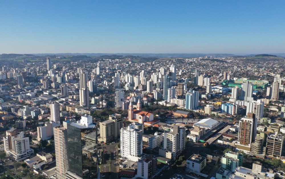 Vista aérea de Chapecó, com zona central verticalizada e vias urbanas