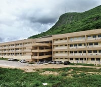 Vista do campus da UNILAB no Ceará, com edifícios acadêmicos e o Maciço de Baturité ao fundo.