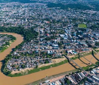Vista aérea de Rio Branco AC ao entardecer com o Rio Acre e pontes ao fundo
