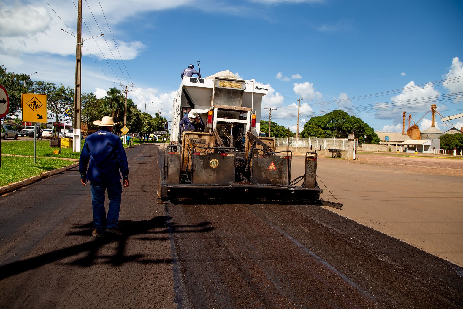 Caminhão caçamba em serviço municipal, motorista com EPI