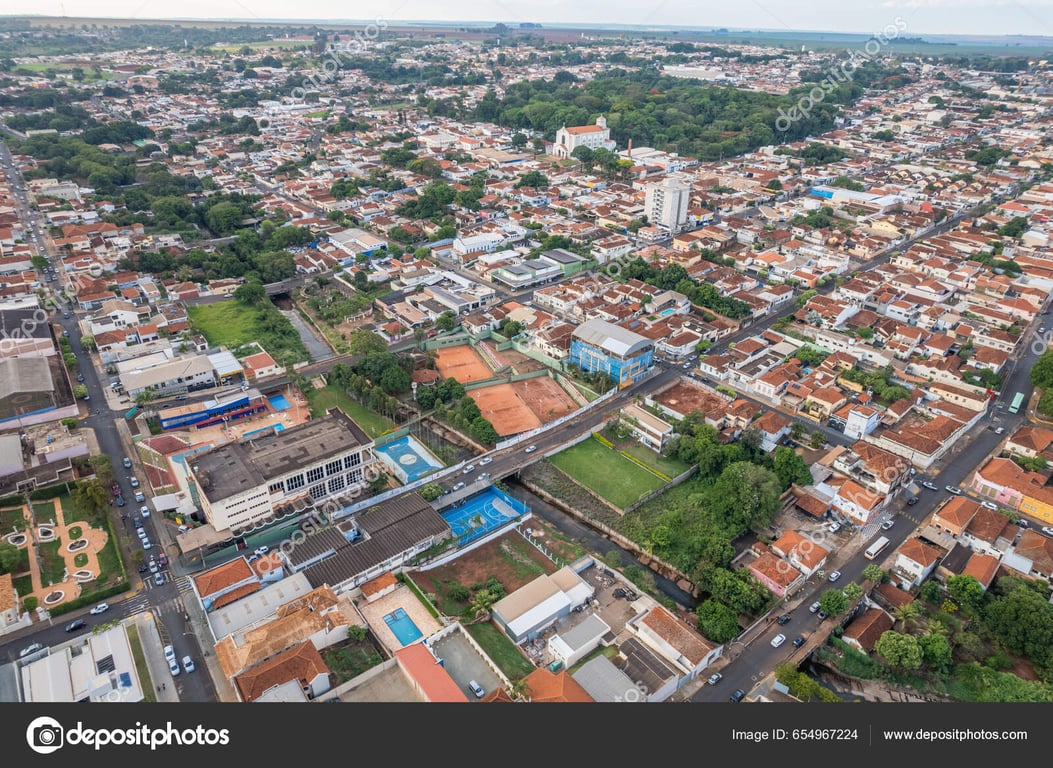Vista aérea de Jaboticabal SP, com perímetro urbano e áreas agrícolas ao redor