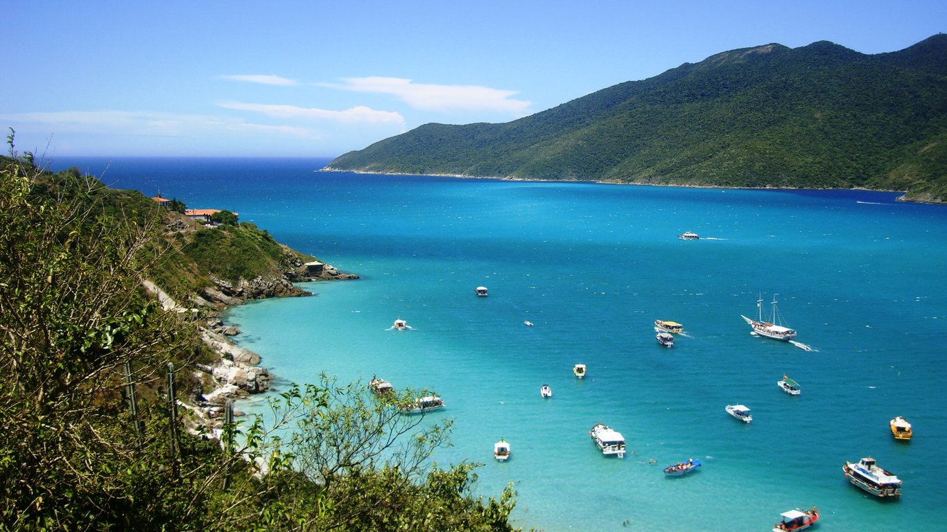 Vista aérea de Arraial do Cabo com águas turquesa e barcos