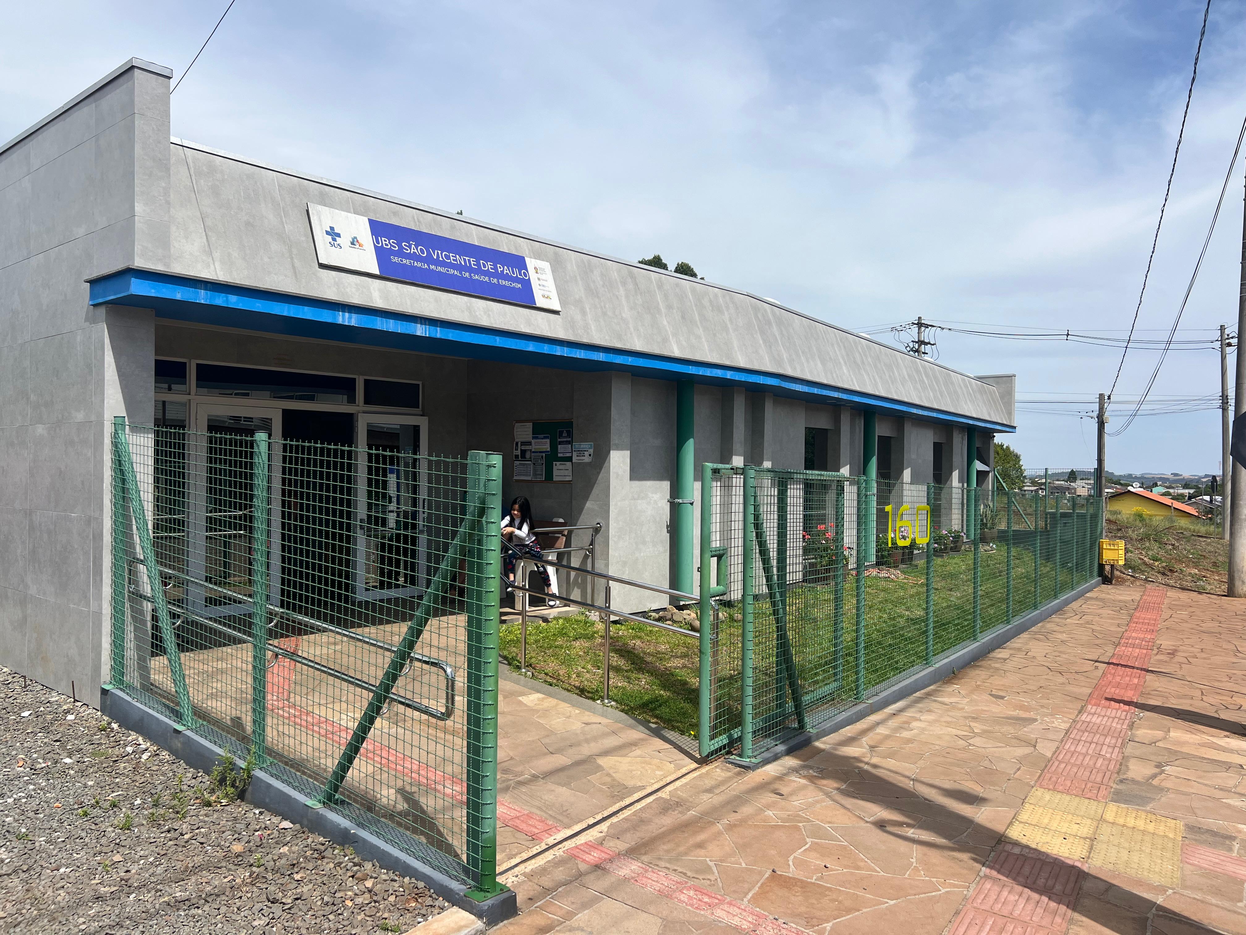 Ambiente de atendimento em unidade básica de saúde do interior, com profissional em atividade