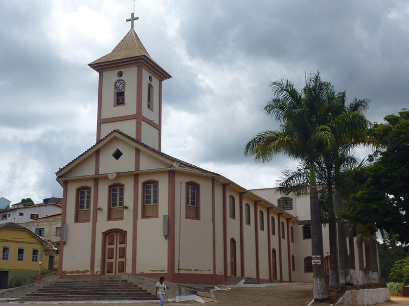 Centro de Sabinópolis MG, com igreja e casario, no Vale do Rio Doce