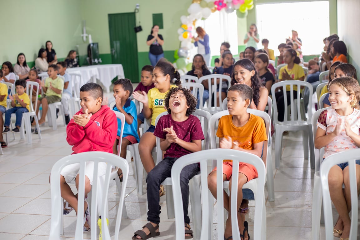 Atividade comunitária com crianças em espaço público, representando ações socioassistenciais municipais