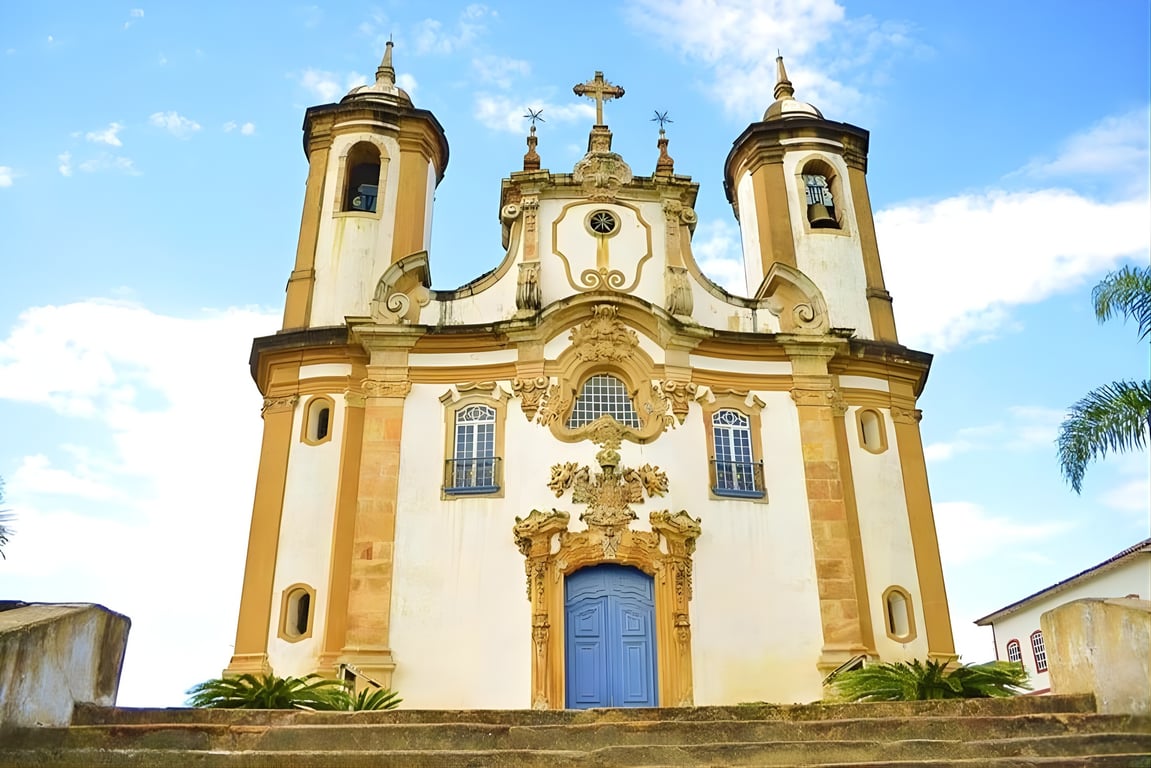 Vista urbana de Cabeceiras do Piauí, com igreja matriz e céu aberto