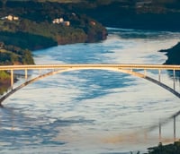 Vista da Ponte da Amizade, na região trinacional de Foz do Iguaçu PR (Crédito: Hotel Del Rey Foz).