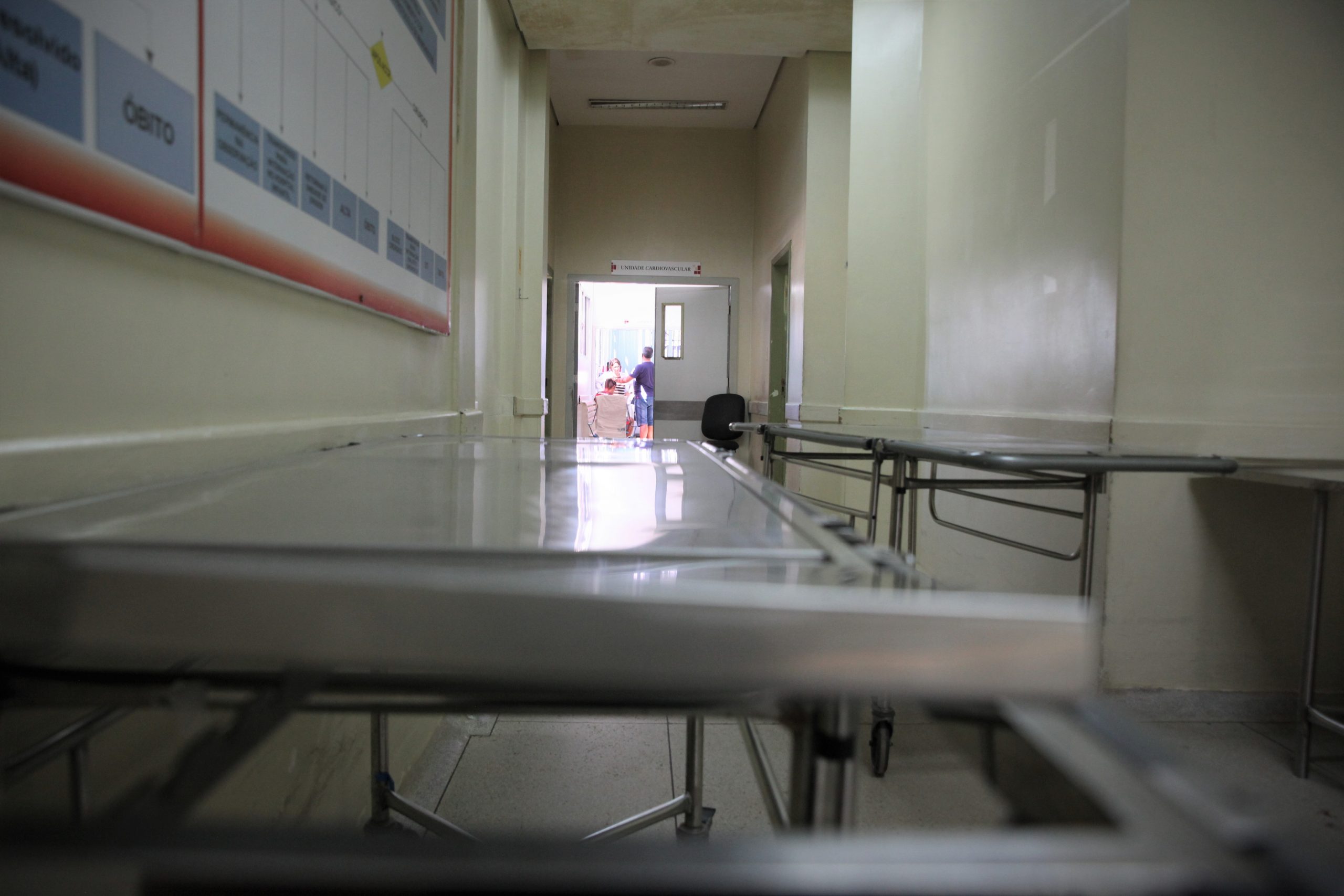 Ambiente interno de unidade de saúde, limpo e organizado