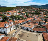 Vista aérea de Barbacena, Minas Gerais, com colinas verdes ao fundo