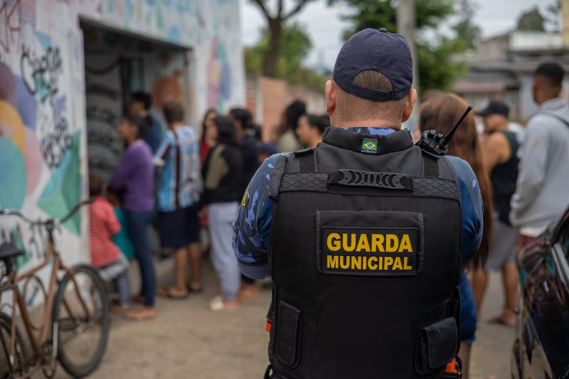 Guarda civil municipal em patrulhamento urbano ao entardecer