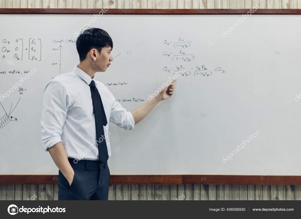 Professor em sala moderna explicando conteúdo de Física com fórmulas no quadro, foto horizontal de caráter editorial