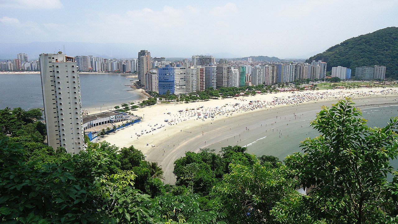 Vista aérea de São Vicente SP com a Ponte Pênsil ao entardecer