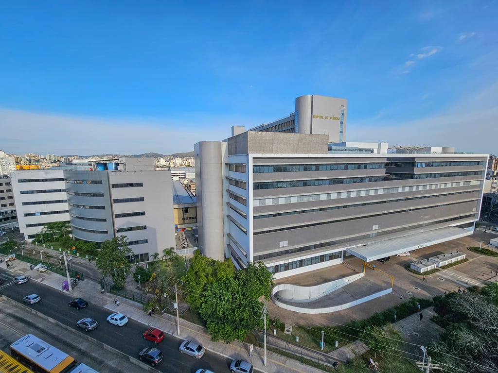 Fachada do Hospital de Clínicas de Porto Alegre em dia claro