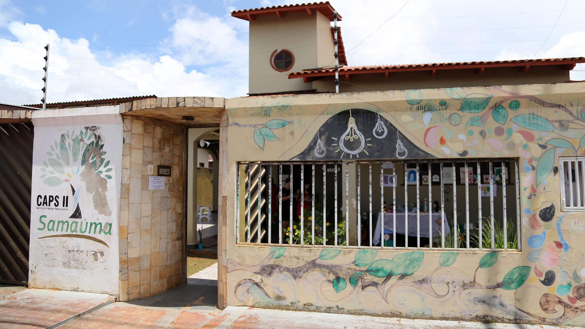 Centro de atenção psicossocial com fachada acolhedora