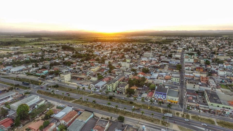 Vista aérea do centro urbano de Sooretama ES ao pôr do sol