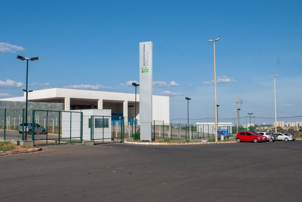 Fachada do IFB em dia claro