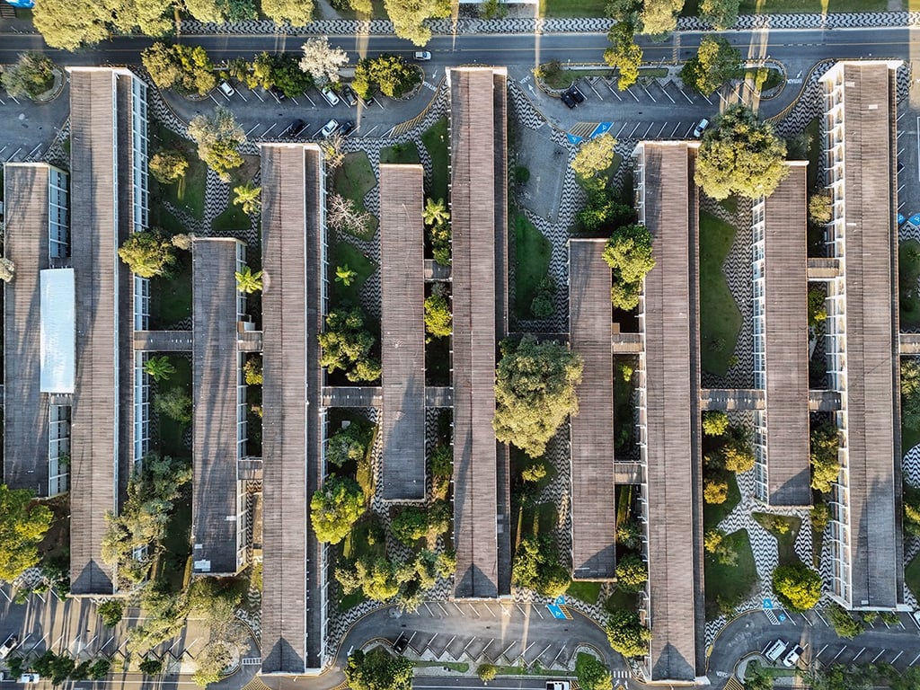 Ambiente universitário com áreas verdes e prédios modernos